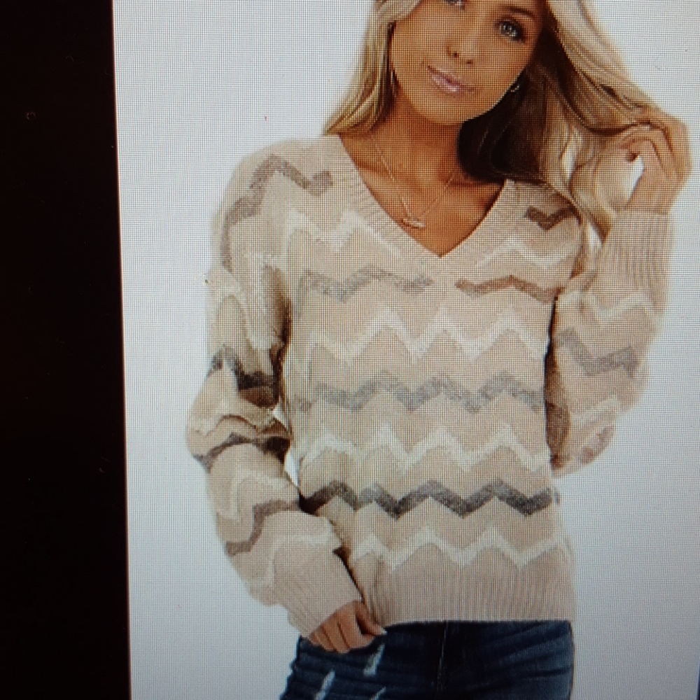 Illa Illa NWOT V Neck Long Sleeve Sweater Sz S/M